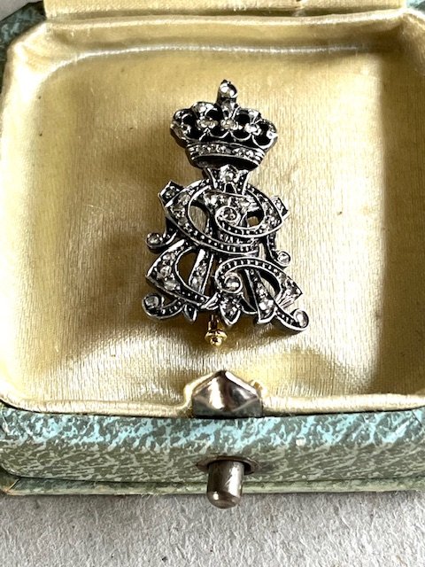 Monogram broche med krone