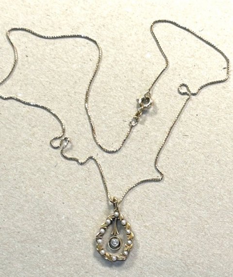 Guld vedhng med perler