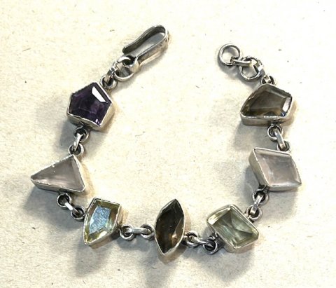 S�lv armk�de med krystaller