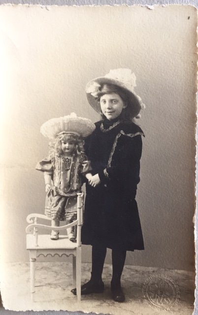 Pige med dukke 1909