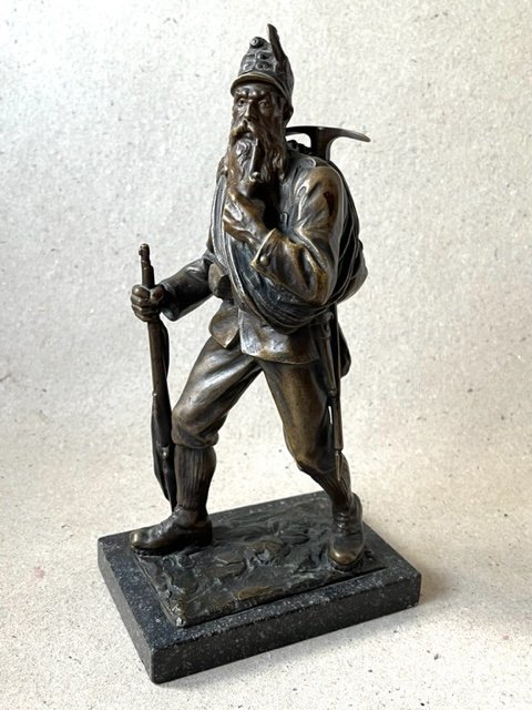 Bronze figur med bjerg soldat