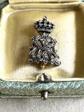 Monogram broche med krone