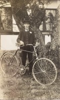 Dreng med cykel